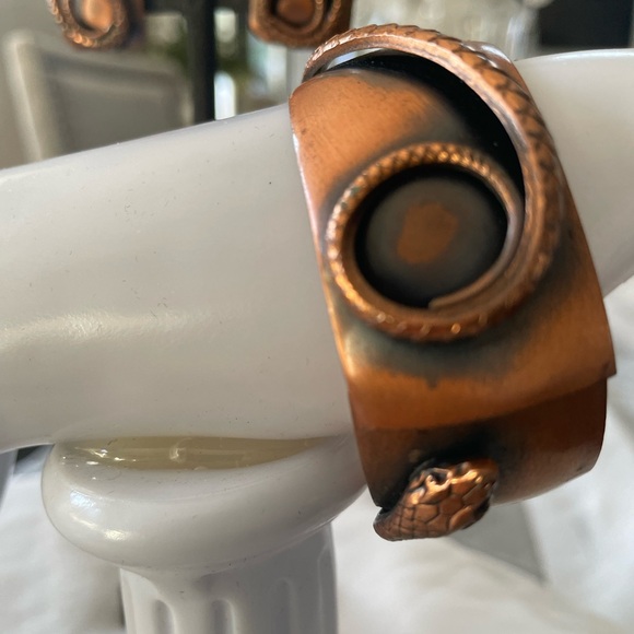 Signed Whiting and Davis vintage copper snake clamper with clip earrings - Picture 4 of 11